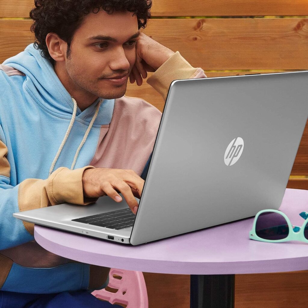 Man using laptop HP 17 i7-1355U